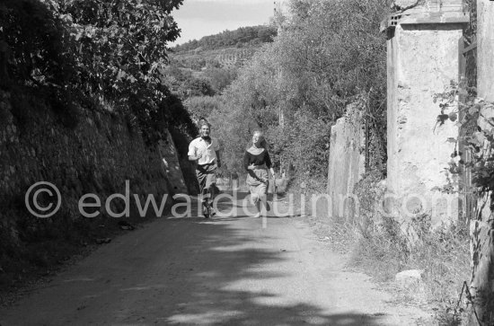 A young art student, Sylvette David, was chosen by Pablo Picasso as model in 1954. for a series of paintings and drawings. With her fiancée Toby Jellinek. Vallauris 1954. - Photo by Edward Quinn