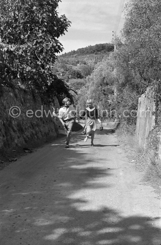 A young art student, Sylvette David, was chosen by Pablo Picasso as model in 1954. for a series of paintings and drawings. With her fiancée Toby Jellinek. Vallauris 1954. - Photo by Edward Quinn