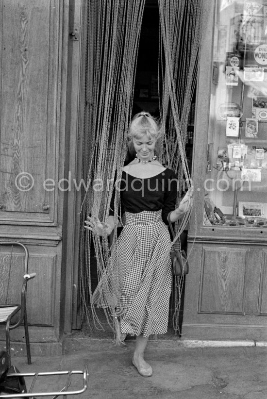 A young art student, Sylvette David, was chosen by Pablo Picasso as model in 1954. for a series of paintings and drawings. Vallauris 1954. - Photo by Edward Quinn