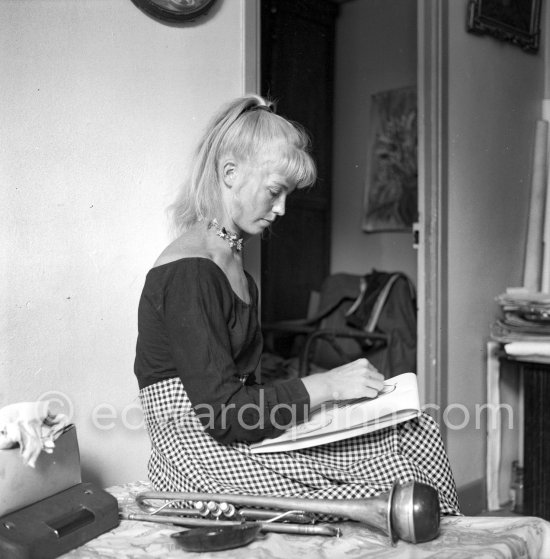 A young art student, Sylvette David, was chosen by Pablo Picasso as model in 1954 for a series of paintings and drawings. Vallauris 1954. - Photo by Edward Quinn