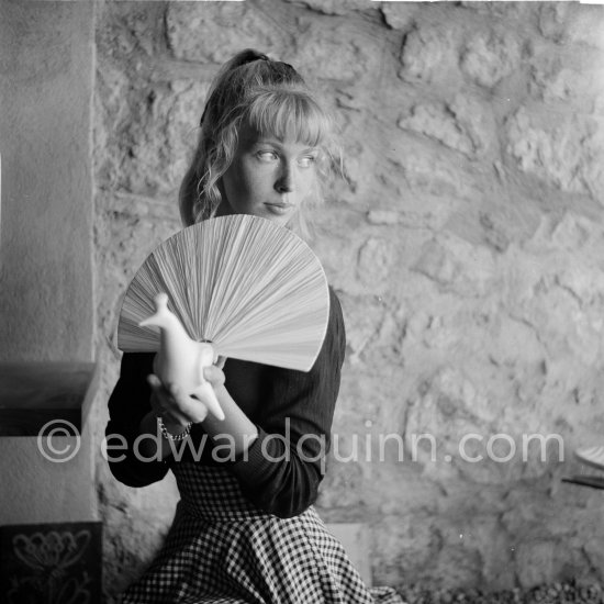 A young art student, Sylvette David, was chosen by Pablo Picasso as model in 1954 for a series of paintings and drawings. Vallauris 1954. - Photo by Edward Quinn