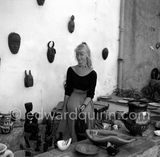 A young art student, Sylvette David, was chosen by Pablo Picasso as model in 1954 for a series of paintings and drawings. Vallauris 1954. - Photo by Edward Quinn