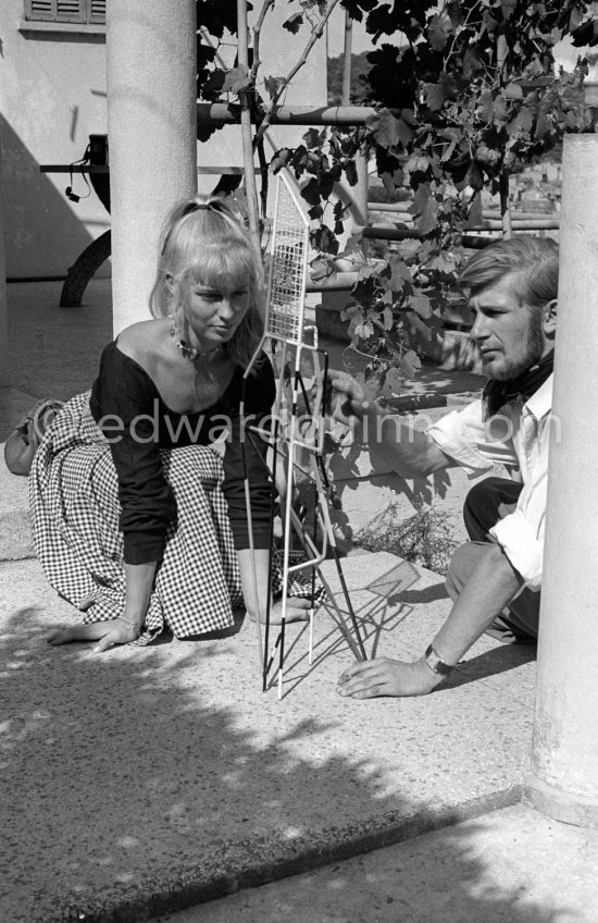 A young art student, Sylvette David, was chosen by Pablo Picasso as model in 1954. for a series of paintings and drawings. With her fiancée Toby Jellinek. Vallauris 1954. - Photo by Edward Quinn