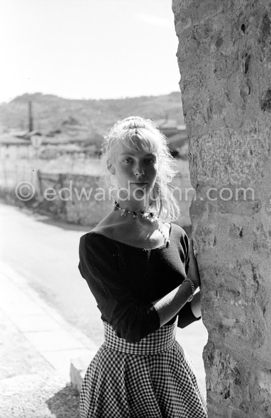 A young art student, Sylvette David, was chosen by Pablo Picasso as model in 1954 for a series of paintings and drawings. Vallauris 1954. - Photo by Edward Quinn