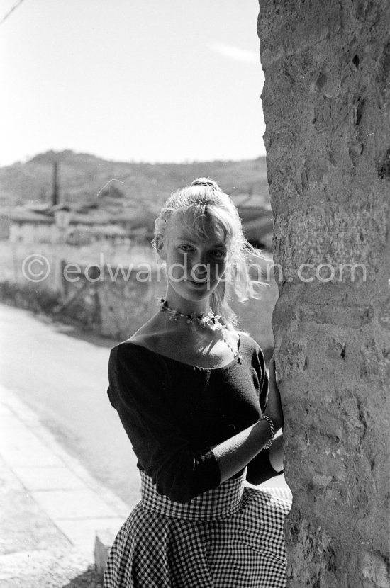 A young art student, Sylvette David, was chosen by Pablo Picasso as model in 1954 for a series of paintings and drawings. Vallauris 1954. - Photo by Edward Quinn