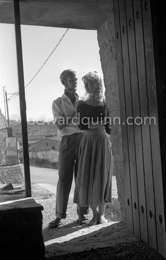 A young art student, Sylvette David, was chosen by Pablo Picasso as model in 1954 for a series of paintings and drawings. With her fiancée Toby Jellinek. Vallauris 1954. - Photo by Edward Quinn