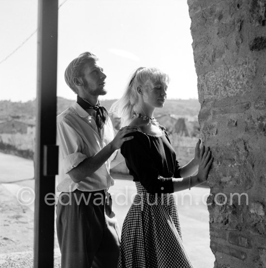 A young art student, Sylvette David, was chosen by Pablo Picasso as model in 1954 for a series of paintings and drawings. With her fiancée Toby Jellinek. Vallauris 1954. - Photo by Edward Quinn