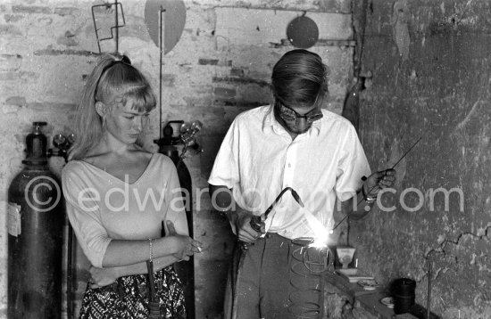 A young art student, Sylvette David, was chosen by Pablo Picasso as model in 1954 for a series of paintings and drawings. With her fiancée Toby Jellinek. Vallauris 1954. - Photo by Edward Quinn