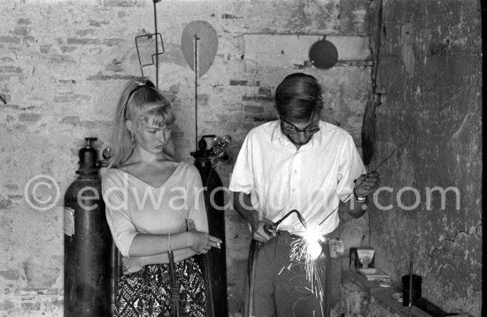 A young art student, Sylvette David, was chosen by Pablo Picasso as model in 1954 for a series of paintings and drawings. With her fiancée Toby Jellinek. Vallauris 1954. - Photo by Edward Quinn