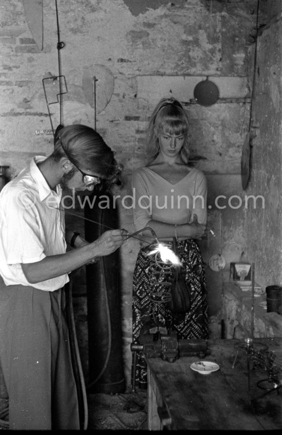 A young art student, Sylvette David, was chosen by Pablo Picasso as model in 1954 for a series of paintings and drawings. With her fiancée Toby Jellinek. Vallauris 1954. - Photo by Edward Quinn