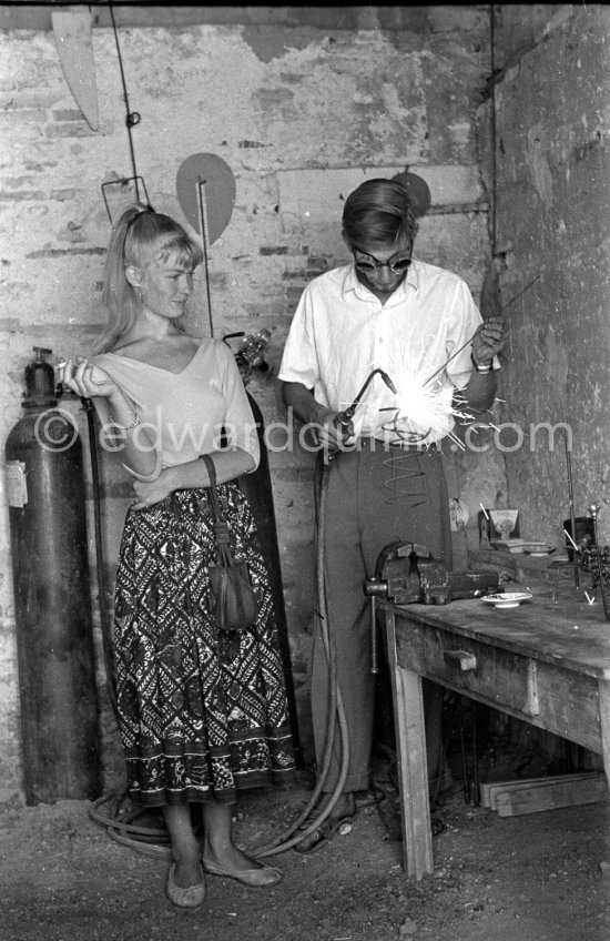 A young art student, Sylvette David, was chosen by Pablo Picasso as model in 1954 for a series of paintings and drawings. With her fiancée Toby Jellinek. Vallauris 1954. - Photo by Edward Quinn