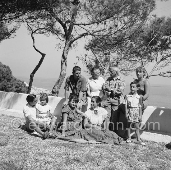 In the garden of house Shady Rock of Marie Cuttoli, close friend and collector of Pablo Picasso\'s works. From left: Javier Vilató, Paloma Picasso, Germaine Lascaux, wife of Vilató, Françoise Gilot, Paulo Picasso, Marie Cuttoli, Pablo Picasso, Maya Picasso, Claude Picasso. Cap d’Antibes 1954. - Photo by Edward Quinn