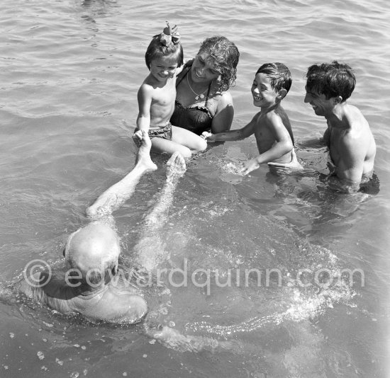 Pablo Picasso with his children Claude Picasso, Paloma Picasso and Maya Picasso and Javier Vilató at the beach. Golfe-Juan 1954. - Photo by Edward Quinn