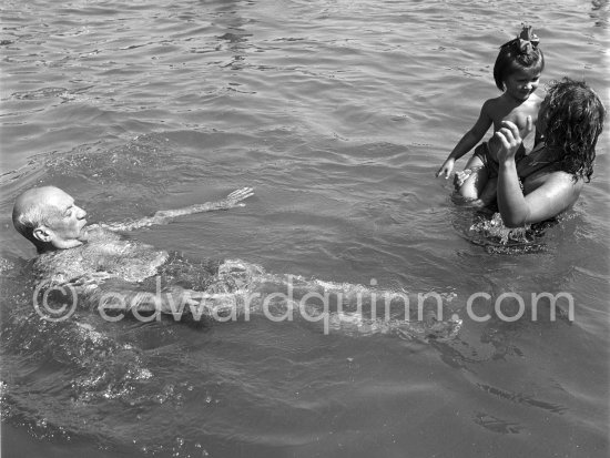 Pablo Picasso with his children Paloma Picasso and Maya Picasso at the beach. Golfe-Juan 1954. - Photo by Edward Quinn