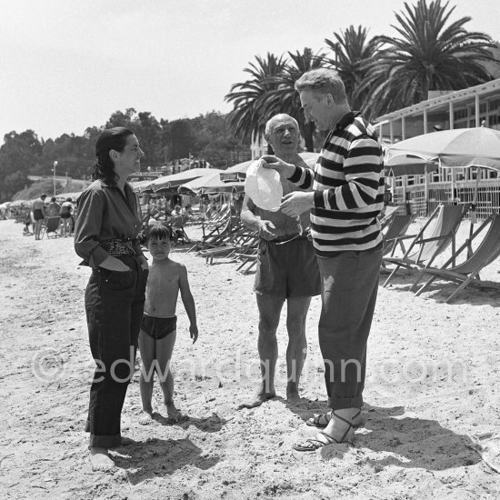 Pablo Picasso with Paloma Picasso, Françoise Gilot and Edouard Pignon. Restaurant Nounou. Golfe-Juan 1954. - Photo by Edward Quinn