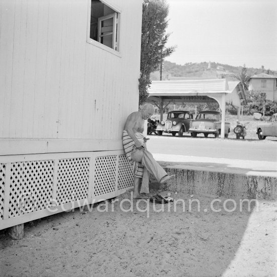 Pablo Picasso changing cloths. Restaurant Nounou. Golfe-Juan 1954. - Photo by Edward Quinn