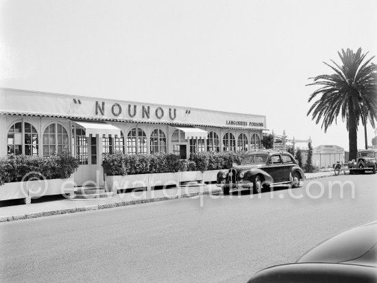 Restaurant Nounou, Golfe-Juan 1954. Car: Hotchkiss Anjou - Photo by Edward Quinn
