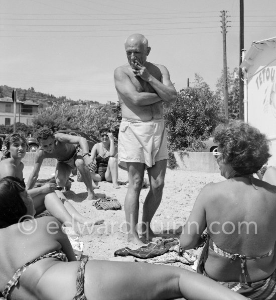 Pablo Picasso at the beach. Restaurant Chez Tetou. Golfe-Juan 1954. - Photo by Edward Quinn