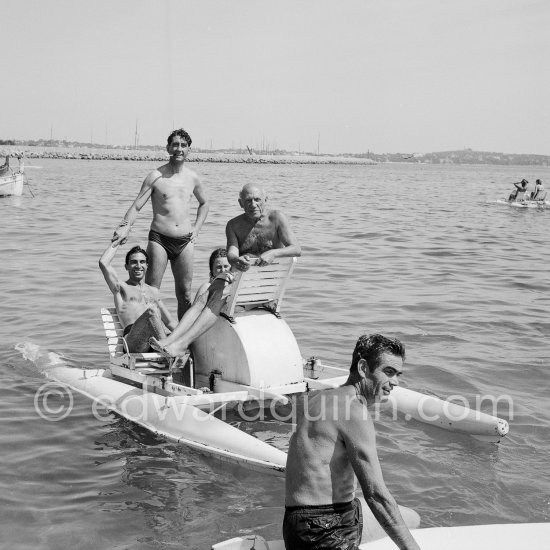 Javier Vilató, left on the pedalo with his wife, behind Pablo Picasso Paulo Picasso, Francisco Reina "El Minuni", banderillero andaluz, in front Eugenio Carmona. Golfe-Juan 1954. - Photo by Edward Quinn