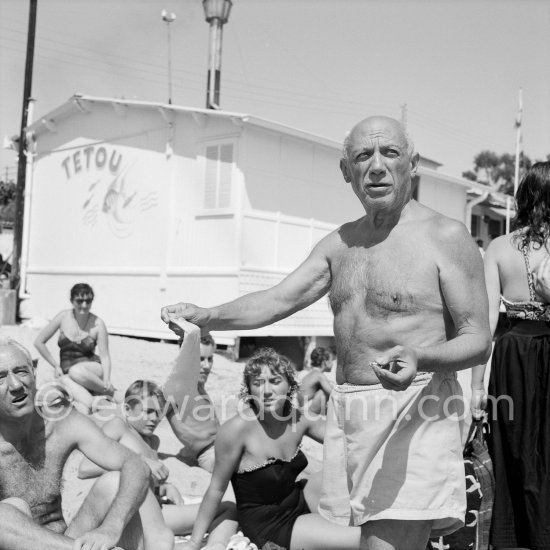 Pablo Picasso annd Maya Picasso at the beach. Restaurant Chez Tetou. Golfe-Juan 1954. - Photo by Edward Quinn
