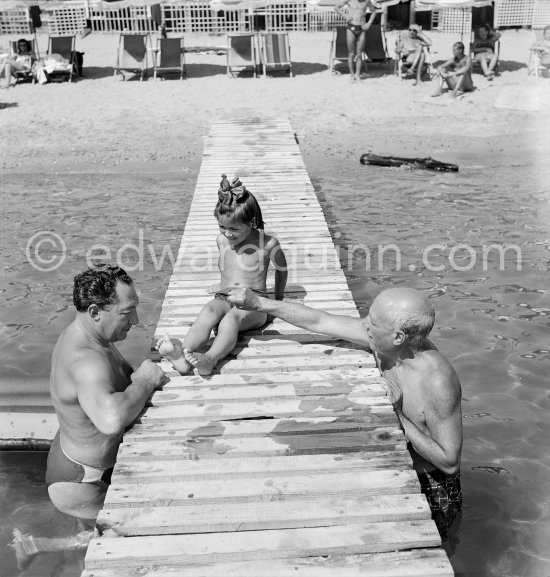 Paloma. at beach. Golfe-Juan 1954. - Photo by Edward Quinn