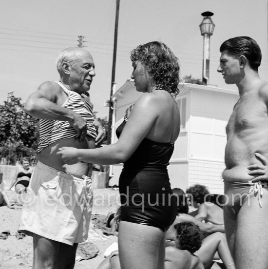Pablo Picasso, Maya Picasso, Paulo Picasso. Golfe-Juan 1954. - Photo by Edward Quinn