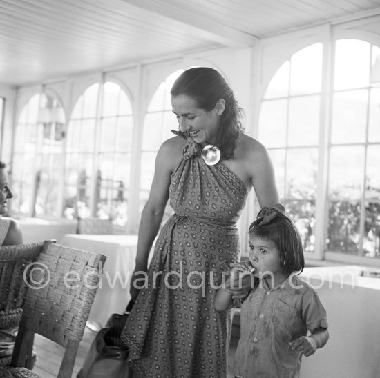 Déjeuner at restaurant Nounou. Françoise Gilot (with a brooch by Pablo Picasso) and Paloma Picasso. Golfe-Juan 1954. - Photo by Edward Quinn