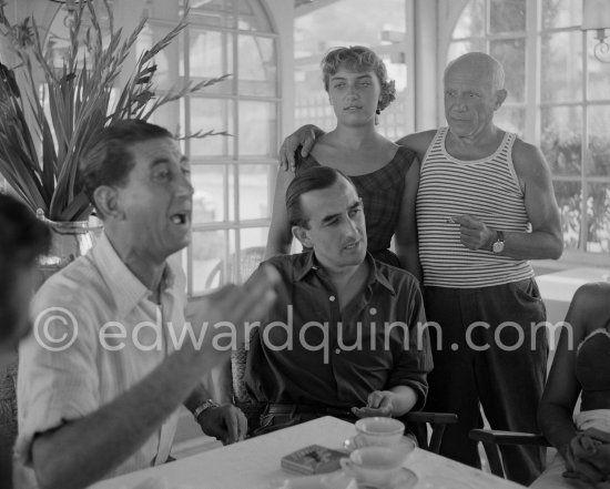 Déjeuner at restaurant Nounou. Francisco Reina "El Minuni" singing. Pablo Picasso and his daughter Maya Picasso listening. Unknown person. Golfe-Juan 1954. - Photo by Edward Quinn