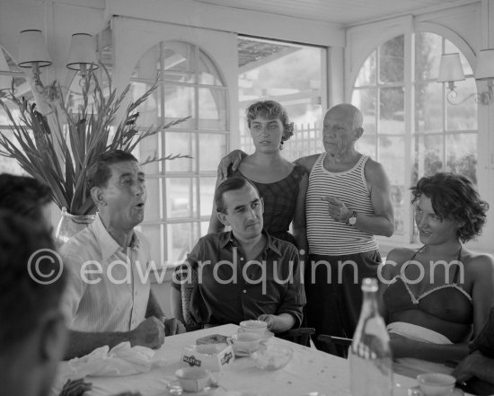Déjeuner at restaurant Nounou. Francisco Reina "El Minuni" singing. Pablo Picasso and his daughter Maya Picasso listening. Unknown person. Golfe-Juan 1954. - Photo by Edward Quinn