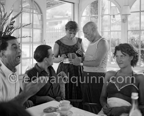 Déjeuner at restaurant Nounou. Francisco Reina "El Minuni" singing. Pablo Picasso and his daughter Maya Picasso. Unknown persons. Golfe-Juan 1954. - Photo by Edward Quinn