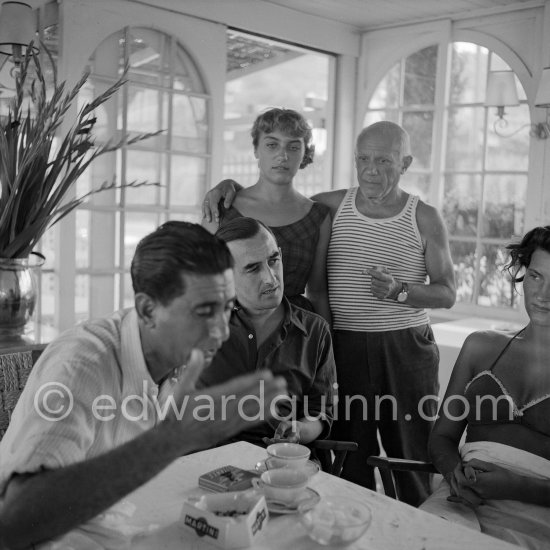 Déjeuner at restaurant Nounou. Francisco Reina "El Minuni" singing. Pablo Picasso and his daughter Maya Picasso. Unknown persons. Golfe-Juan 1954. - Photo by Edward Quinn