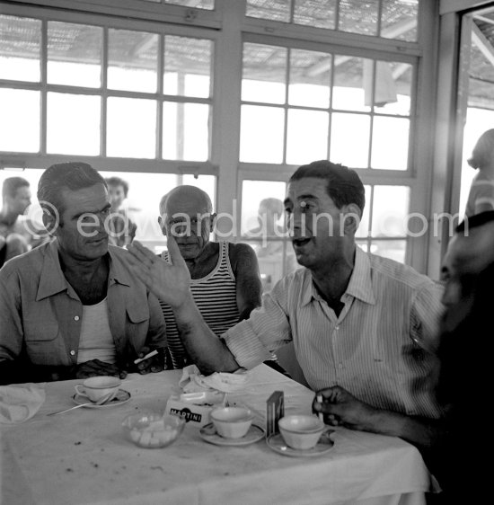 Déjeuner at "Nounou". Pablo Picasso, Eugenio Carmona, Francisco Reina "El Minuni”, banderillero andaluz, singing. Golfe-Juan 1954. - Photo by Edward Quinn