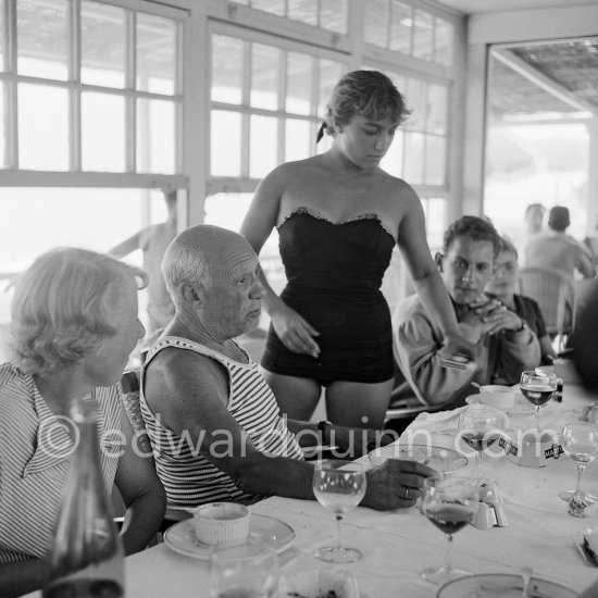 Déjeuner at restaurant Nounou. Pablo Picasso and his daughter Maya Picasso. Golfe-Juan 1954. - Photo by Edward Quinn