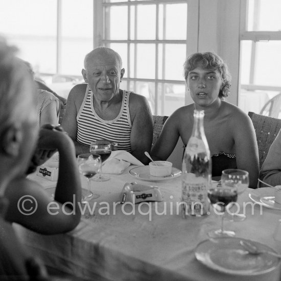 Déjeuner at restaurant Nounou. Pablo Picasso and his daughter Maya Picasso. Golfe-Juan 1954. - Photo by Edward Quinn