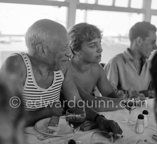 Déjeuner at restaurant Nounou. Pablo Picasso and his daughter Maya Picasso. Golfe-Juan 1954. - Photo by Edward Quinn