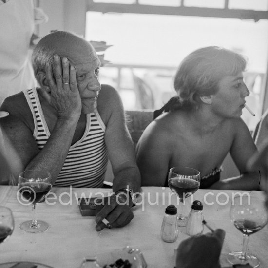 Déjeuner at restaurant Nounou. Pablo Picasso and his daughter Maya Picasso. Golfe-Juan 1954. - Photo by Edward Quinn