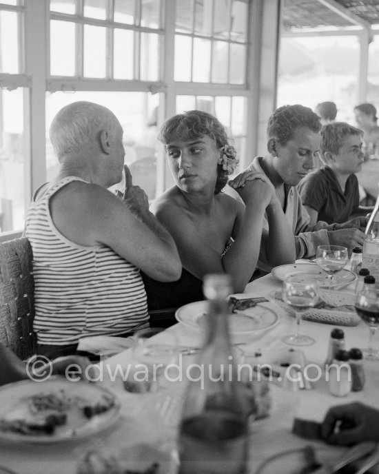 Déjeuner at restaurant Nounou. Pablo Picasso and his daughter Maya Picasso. Golfe-Juan 1954. - Photo by Edward Quinn