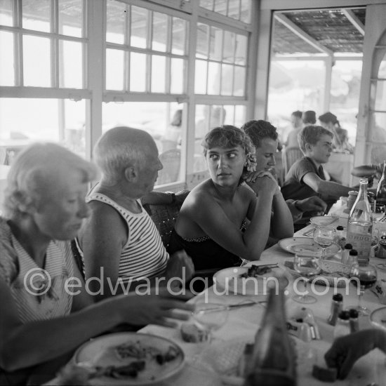 Déjeuner at "restaurant Nounou. Pablo Picasso and his daughter Maya Picasso. Golfe-Juan 1954. - Photo by Edward Quinn