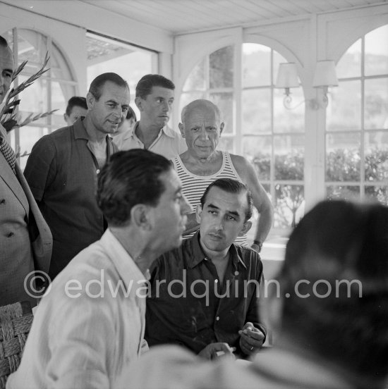 Déjeuner at restaurant Nounou. Pablo Picasso, Paulo Picasso watching singing Francisco Reina "El Minuni", banderillero andaluz. Golfe-Juan 1954. - Photo by Edward Quinn