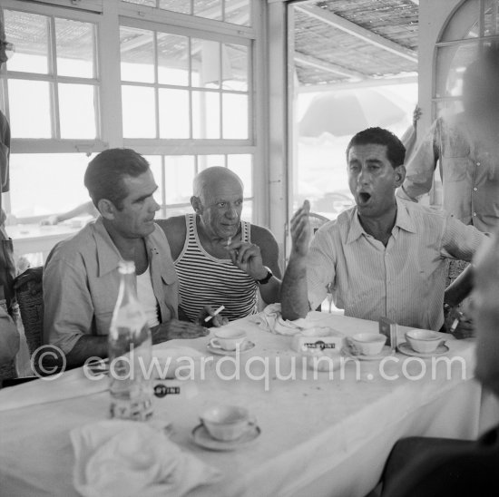 Déjeuner at restaurant Nounou. Eugenio Carmona, and Pablo Picasso listening to Francisco Reina "El Minuni", banderillero andaluz. Golfe-Juan 1954. - Photo by Edward Quinn
