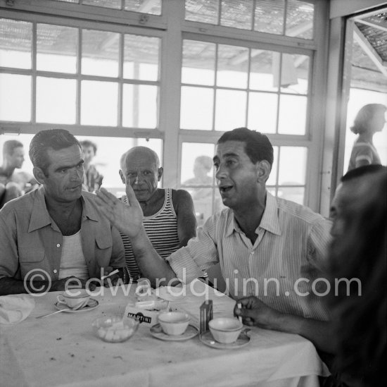 Déjeuner at restaurant Nounou. Eugenio Carmona, and Pablo Picasso listening to Francisco Reina "El Minuni", banderillero andaluz. Golfe-Juan 1954. - Photo by Edward Quinn