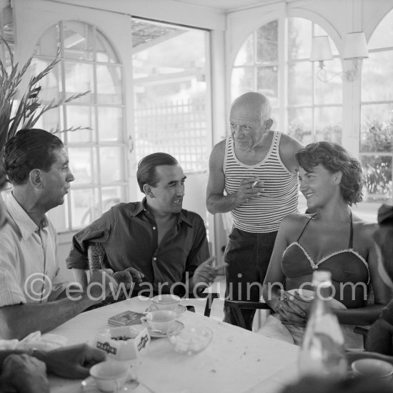 Déjeuner at restaurant Nounou. Pablo Picasso and a friend listening to Francisco Reina "El Minuni", banderillero andaluz. Golfe-Juan 1954. - Photo by Edward Quinn