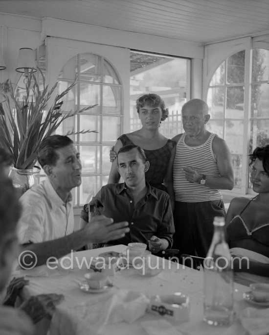 Déjeuner at restaurant Nounou. Francisco Reina "El Minuni" singing. Pablo Picasso and his daughter Maya Picasso. Unknown person. Golfe-Juan 1954. - Photo by Edward Quinn