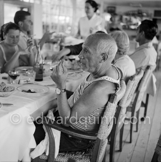 Pablo Picasso at lunch at restaurant Nounou. Golfe-Juan 1954. - Photo by Edward Quinn