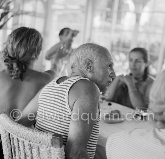 Déjeuner at restaurant Nounou. Françoise Gilot, Maya Picasso, Pablo Picasso. Golfe-Juan 1954. - Photo by Edward Quinn