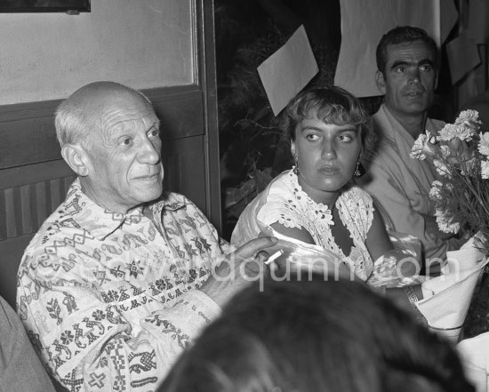 Maya Picasso and Pablo Picasso, Eugenio Carmona. Dinner in a restaurant at Golfe-Juan or Juan-les-Pins 1954. - Photo by Edward Quinn