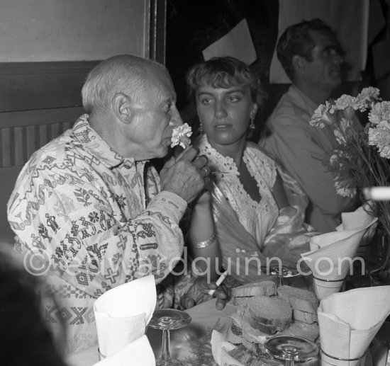 Maya Picasso and Pablo Picasso, Eugenio Carmona. Dinner in a restaurant at Golfe-Juan or Juan-les-Pins 1954. - Photo by Edward Quinn