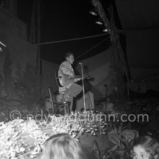 Pablo Picasso exchanges his shirt with a singer on the occasion of a concert at Golfe-Juan or Juan-les-Pins 1954. - Photo by Edward Quinn