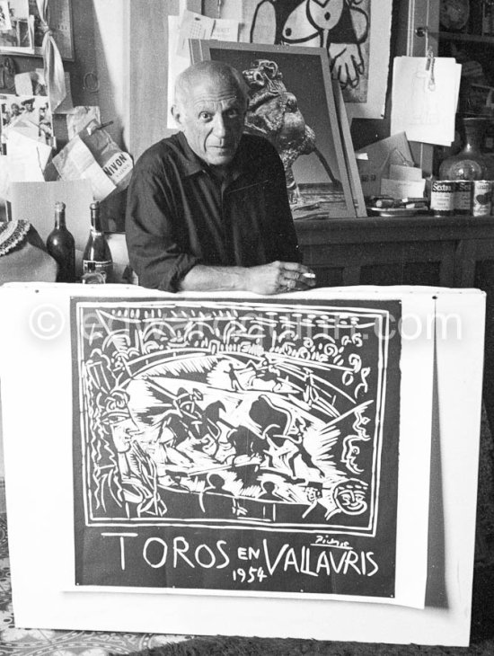 Pablo Picasso with "Toros en Vallauris 1954", a linocut printed by Hidalgo Arnéra for the bullfight in Vallauris which was organized in Pablo Picasso's honor. La Galloise, Vallauris 1954. - Photo by Edward Quinn