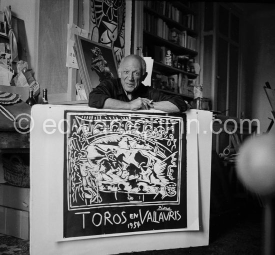 Pablo Picasso with "Toros en Vallauris 1954", a linocut printed by Hidalgo Arnéra for the bullfight in Vallauris which was organized in Pablo Picasso's honor. La Galloise, Vallauris 1954. - Photo by Edward Quinn
